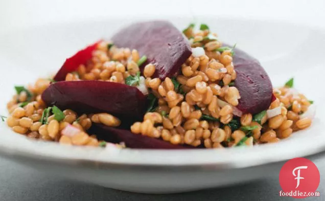 भुना हुआ चुकंदर और गेहूं बेरी सलाद