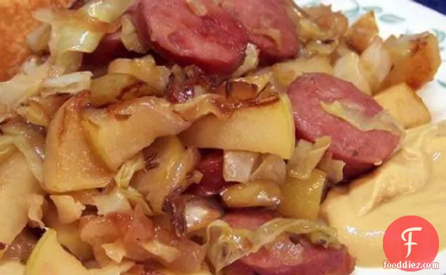 सेब और गोभी के साथ स्मोक्ड चिकन सॉसेज