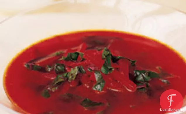 भारतीय मसालों के साथ चुकंदर का सूप