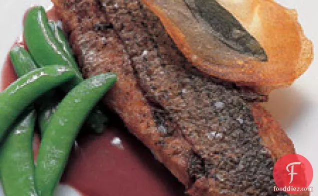 ऋषि और रेड-वाइन मक्खन के साथ धारीदार बास