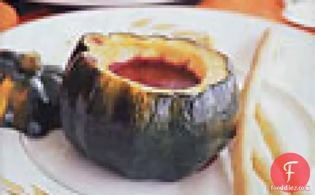 भुना हुआ बलूत का फल स्क्वैश में चुकंदर का सूप