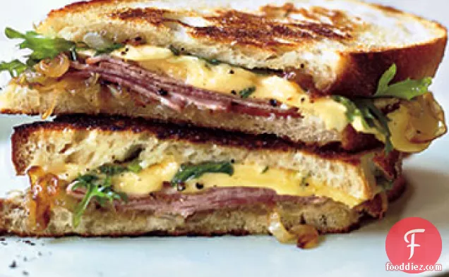 फ्रिस और कारमेलिज्ड प्याज के साथ ग्रिल्ड हैम और गौडा सैंडविच