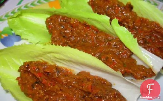 जैतून के पत्तों के साथ जैतून और धूप में सुखाया हुआ टमाटर टेपेनेड