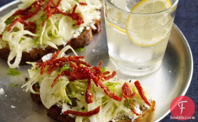 Toasts with Fennel and Sun-Dried Tomatoes