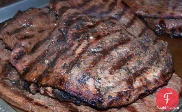 स्टेक और मेमने चॉप के लिए टैंगी और रसदार अचार