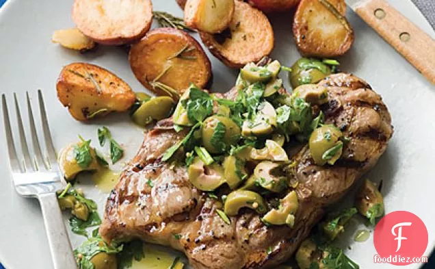 जैतून अजमोद सलाद के साथ मेम्ने ब्लेड चॉप