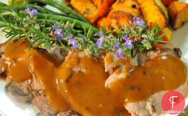 मृत भव्य ड्रॉप-भेड़ के बच्चे के लहसुन जड़ी भुना हुआ पैर