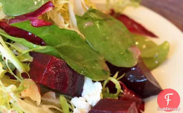 बकरी पनीर, अखरोट और शहद के साथ भुना हुआ बीट सलाद-डिजॉन बीन