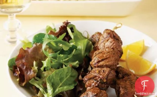 नींबू और डिल के साथ ग्रील्ड भेड़ का बच्चा ब्रोचेट