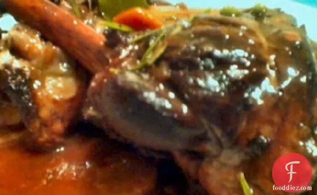 रेड वाइन में धीमी गति से पका हुआ भेड़ का बच्चा