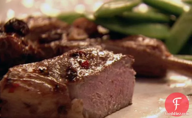 मिर्च और काले जैतून के साथ मेमने के कटलेट/रिब चॉप्स