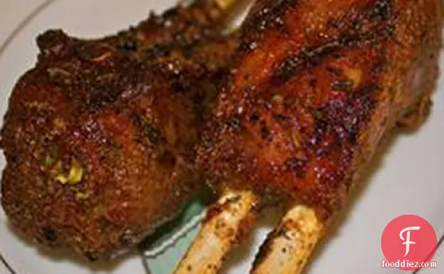 ब्राउन शुगर शीशे का आवरण के साथ ग्रील्ड भेड़ का बच्चा