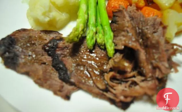 ग्रिल्ड सब्जियों और पुदीने के रायता के साथ करी मेमने बर्गर