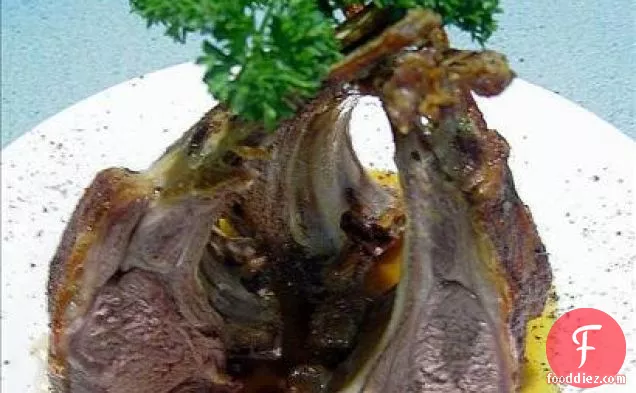 चीज़ी शकरकंद बेक के साथ मेम्ने कटलेट