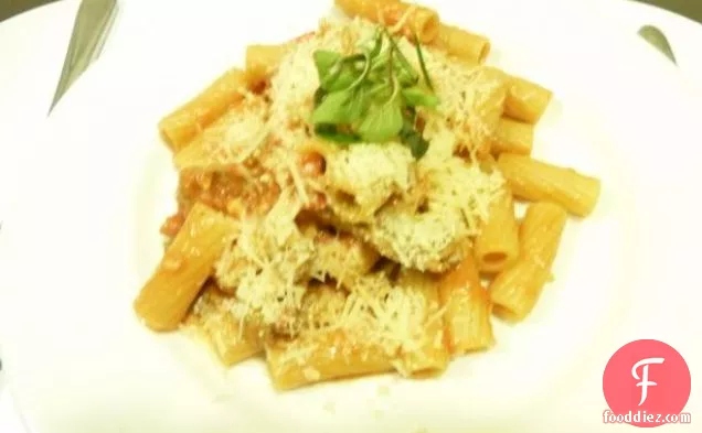 पालक और फेटा (कम कार्ब)के साथ मध्य पूर्वी मेमने का सलाद