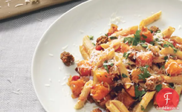 बटरनट स्क्वैश, ग्राउंड लैंब और कसेरी के साथ मल्टी-ग्रेन पास्ता