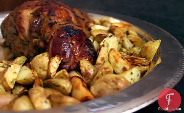 नींबू और जड़ी बूटियों के साथ मेमने को भूनें