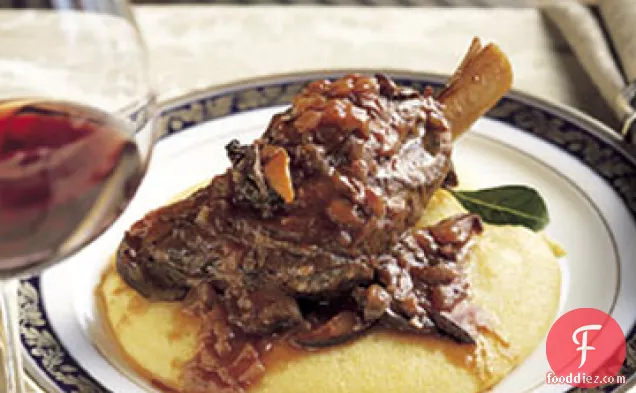 बे पत्तियों के साथ नरम पोलेंटा पर ब्रेज़्ड भेड़ का बच्चा