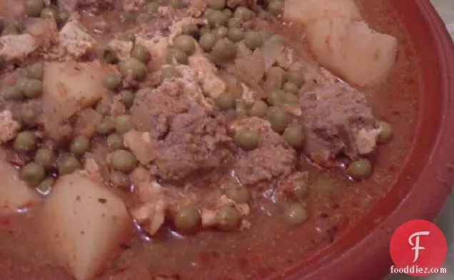 केफ्टा ताज़ीन (टमाटर सॉस में मोरक्कन मसालेदार मीटबॉल डब्ल्यू/ अंडे)
