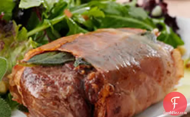 मेम्ने प्रोसिटुट्टो और सलाद के साथ चॉप करता है