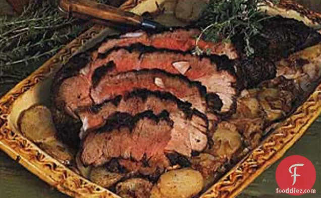 आलू और प्याज के साथ मेमने का पैर भूनें