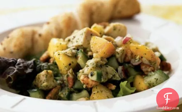 टकसाल विनैग्रेट में अमृत के साथ चिकन सलाद