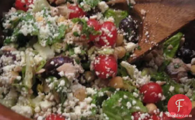 नींबू-जड़ी बूटी ड्रेसिंग के साथ ग्रीक चिकन सलाद