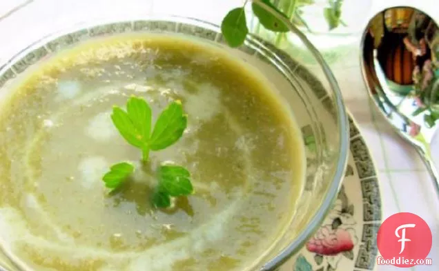ठंडा गर्मियों का सलाद, लवेज और गार्डन मटर का सूप