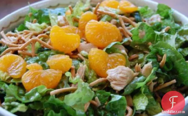 चाउ मीन नूडल्स के साथ स्वादिष्ट एशियाई चिकन सलाद