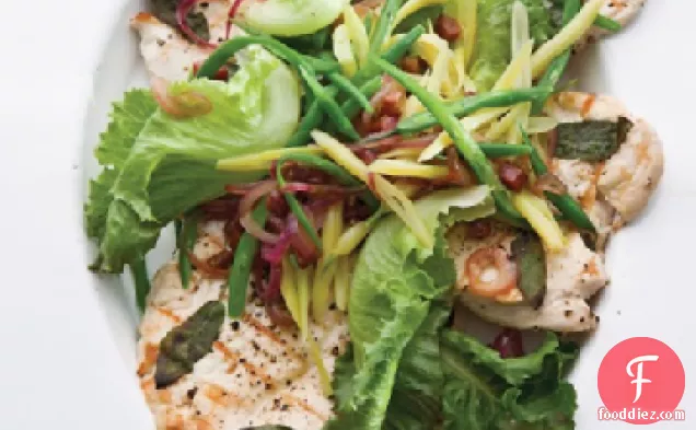 ताजा साग और सेम के साथ चिकन पायलार्ड