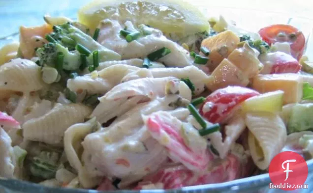 परम मलाईदार ठंडा समुद्री भोजन पास्ता सलाद