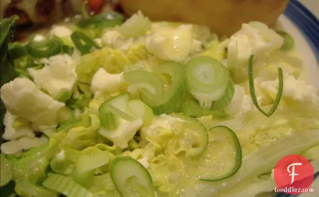 गर्म और खट्टा सूई सॉस के साथ वियतनामी पोर्क बॉल्स