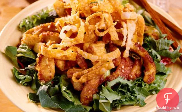 मिश्रित साग पर गर्म तिल पोर्क