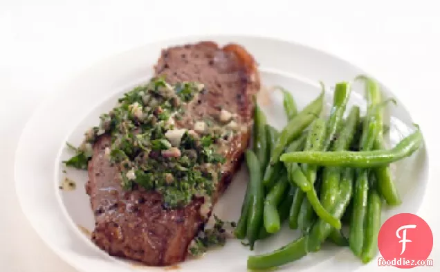 साल्सा वर्डे के साथ पैन-सियर स्टेक