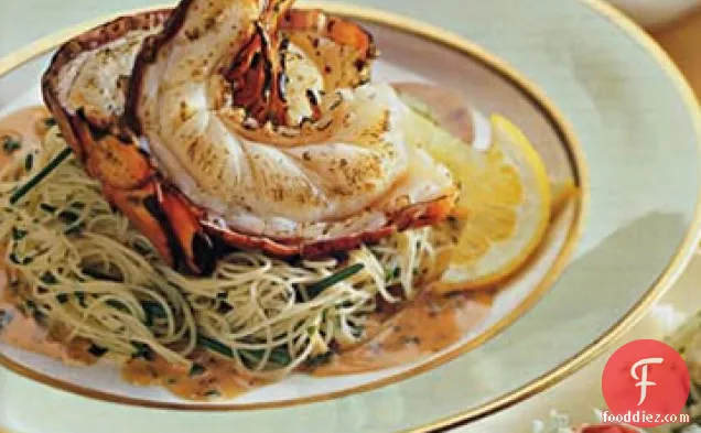 मलाईदार मिर्च विनैग्रेट के साथ ग्रील्ड लॉबस्टर