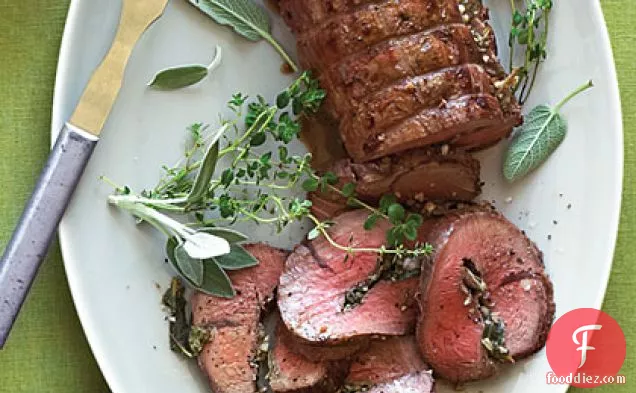 ताजा जड़ी बूटियों के साथ ग्रील्ड बीफ टेंडरलॉइन