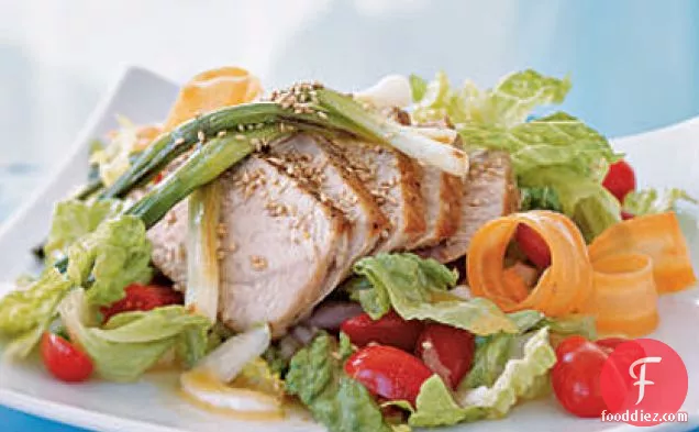 रोमेन पर सॉटेड टूना और हरी प्याज के डंठल