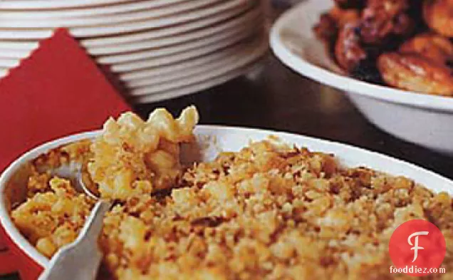 लहसुन की रोटी के टुकड़ों के साथ मैकरोनी और पनीर, सादा और चिपोटल