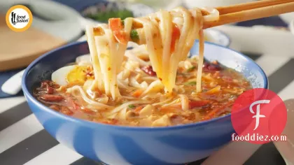 आपकी आत्मा को गर्म करने के लिए 15 नूडल सूप व्यंजनों का संग्रह