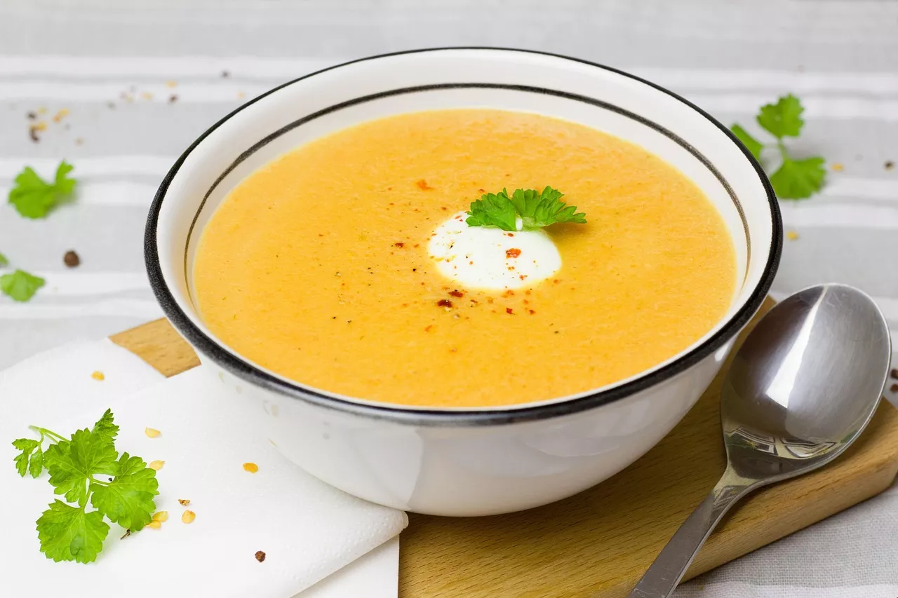 सर्दियों की आरामदायक रात के लिए 10 आसान और स्वादिष्ट सूप रेसिपी